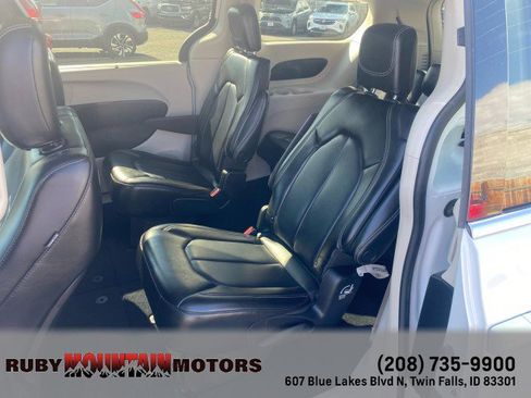 Used 2023 Chrysler Pacifica Touring-L image 23