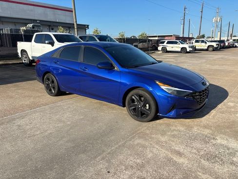 Used 2023 Hyundai Elantra SEL w/ Convenience Package FWD image 3