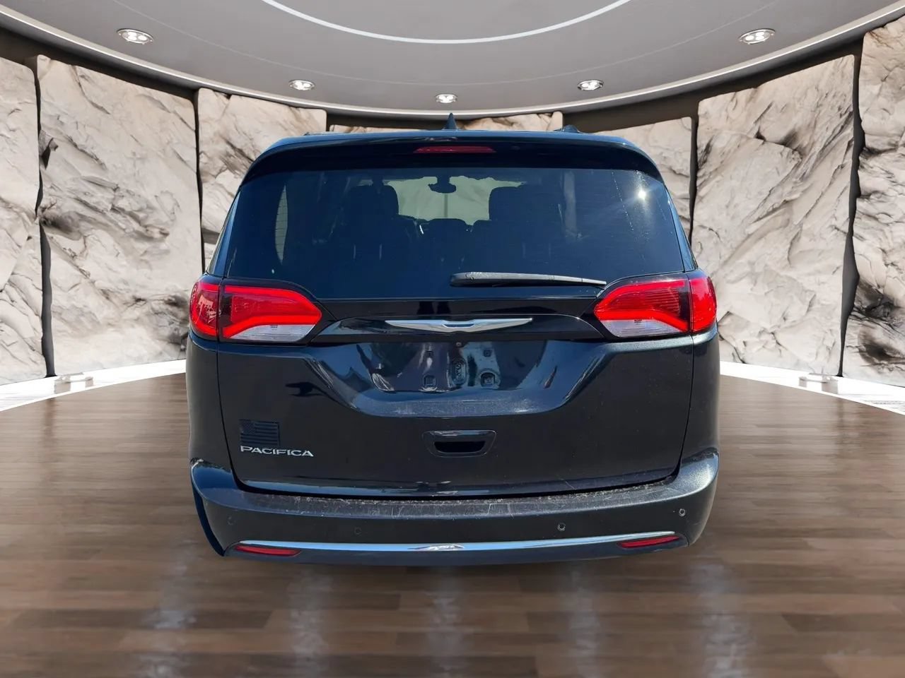 Used 2017 Chrysler Pacifica Touring-L w/ Tire & Wheel Group FWD image 7
