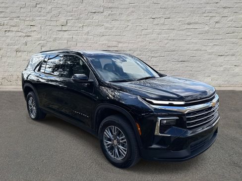 Used 2025 Chevrolet Traverse LT image 3