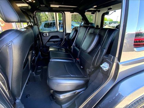 Used 2022 Jeep Wrangler Unlimited Sahara w/ Cold Weather Group AWD/4WD image 15