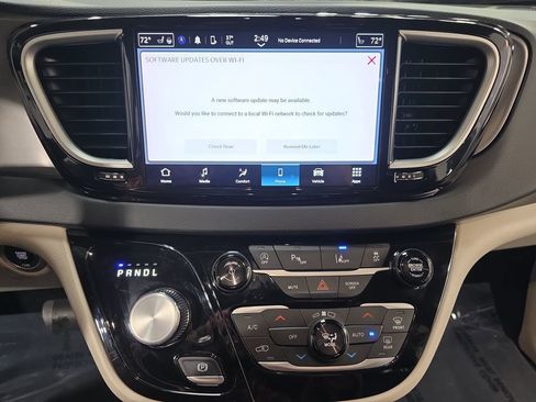 Used 2023 Chrysler Pacifica Touring-L image 22