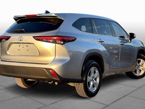 Used 2022 Toyota Highlander LE FWD image 13