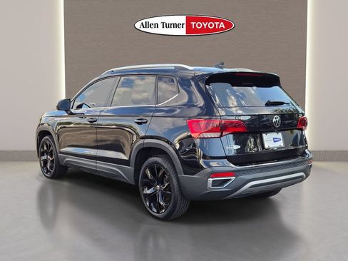 Used 2023 Volkswagen Taos SE w/ Panoramic Sunroof Package FWD image 9