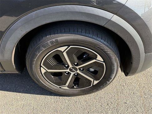 Used 2023 Kia Niro LX image 7