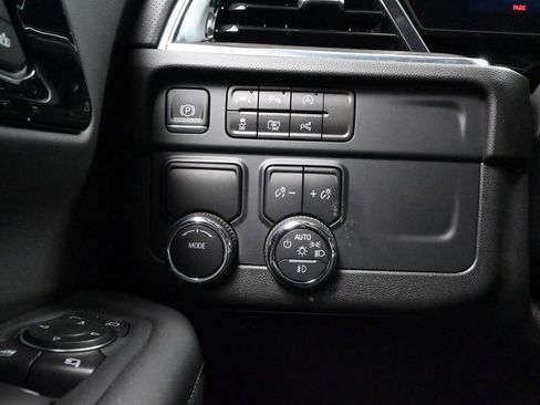 Used 2025 Chevrolet Suburban Premier image 16