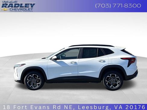 Certified 2025 Chevrolet Trax LT FWD image 2