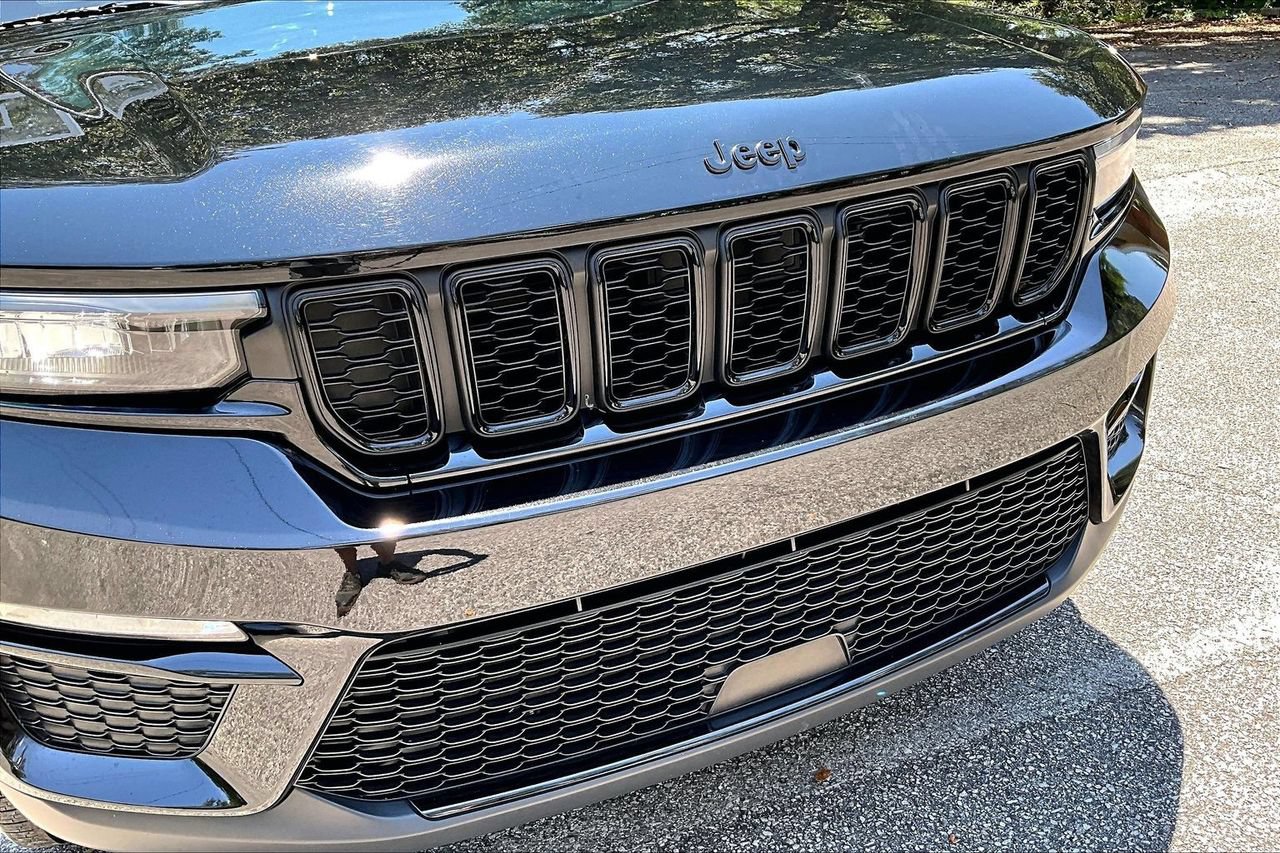 Used 2025 Jeep Grand Cherokee Limited w/ Black Appearance Package RWD image 33
