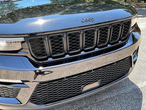 Used 2025 Jeep Grand Cherokee Limited w/ Black Appearance Package RWD image 33