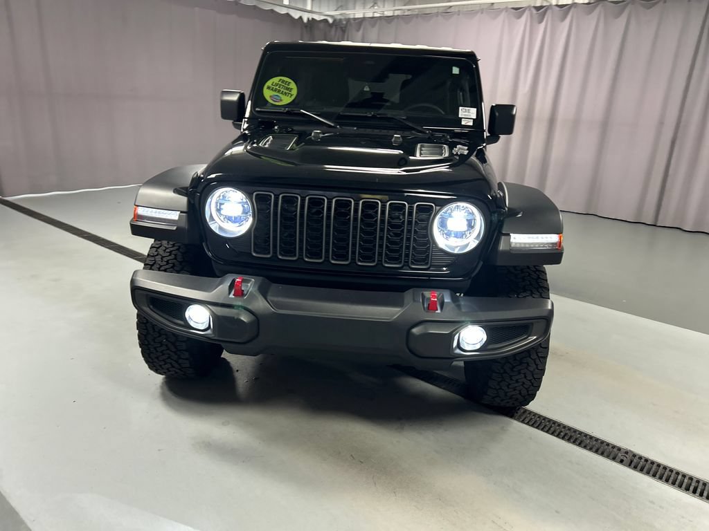 Used 2025 Jeep Wrangler Unlimited Rubicon w/ Convenience Group AWD/4WD image 2