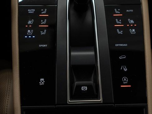 Used 2024 Porsche Macan w/ Premium Plus Package image 21