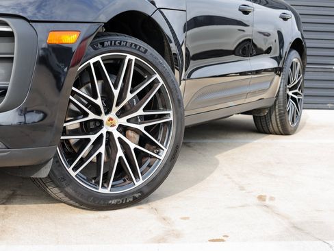 Certified 2024 Porsche Macan image 12