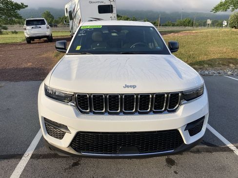 Used 2024 Jeep Grand Cherokee Laredo w/ Luxury Tech Group I AWD/4WD image 2