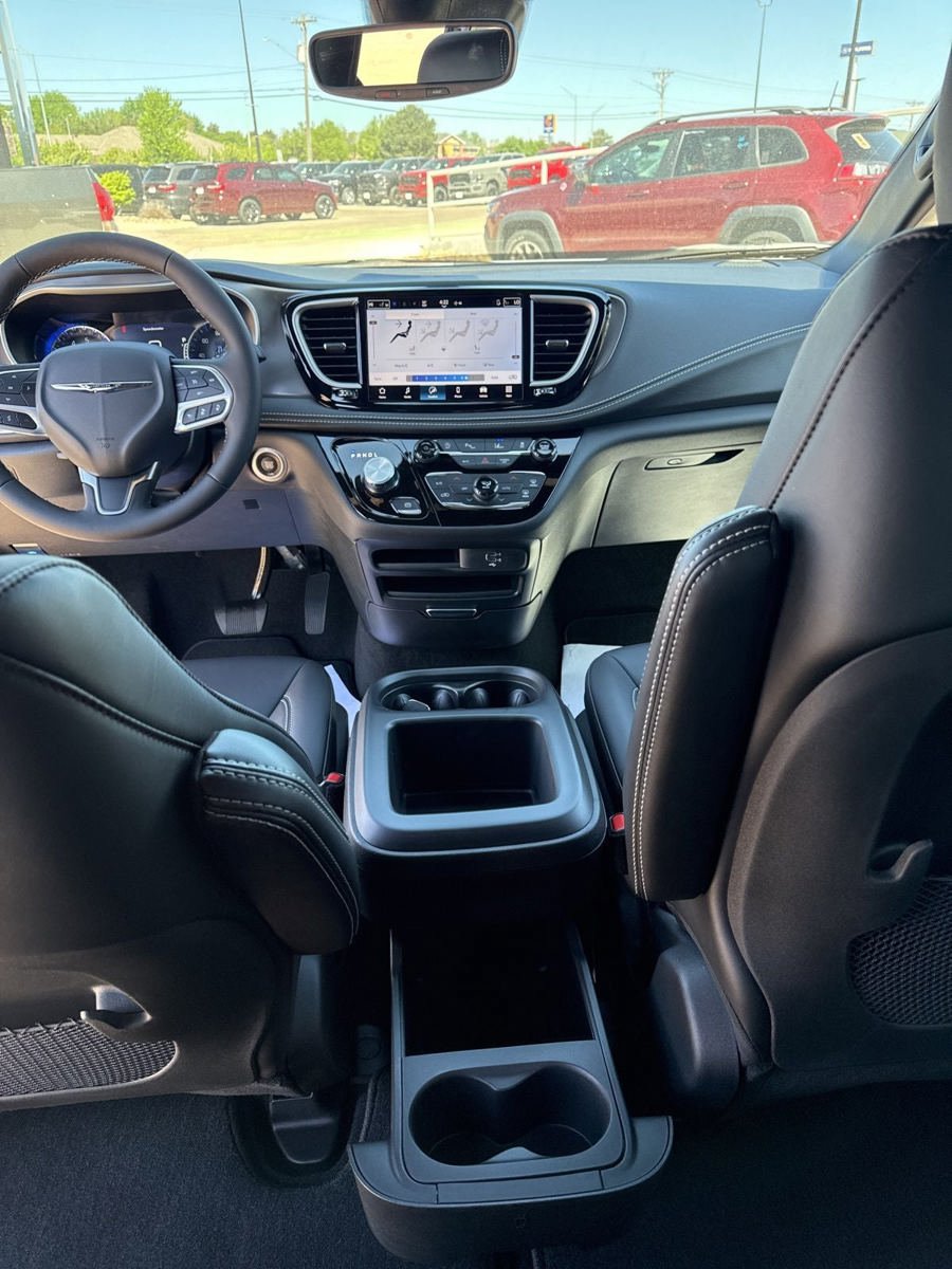 New 2026 Chrysler Pacifica Select AWD/4WD image 30