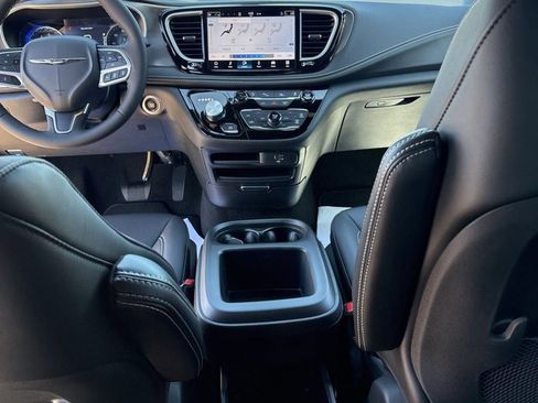 New 2026 Chrysler Pacifica Select AWD/4WD image 30