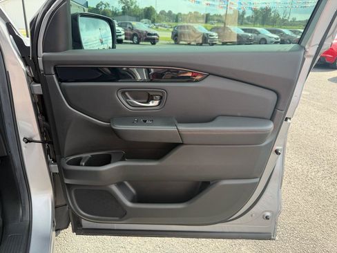 Used 2025 Honda Pilot TrailSport image 26