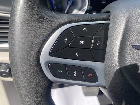 Used 2023 Chrysler Pacifica Touring-L image 18