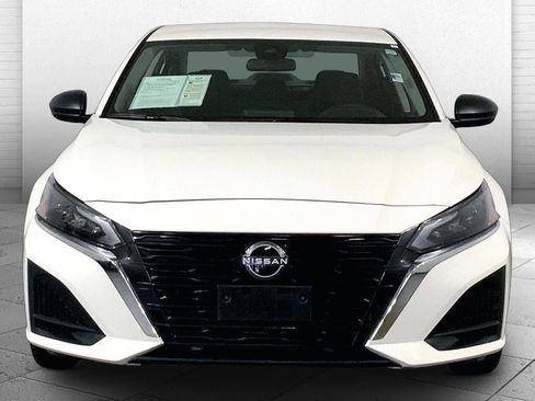Used 2025 Nissan Altima 2.5 SV FWD image 2