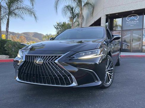 Used 2024 Lexus ES 300h w/ Premium Package FWD image 2