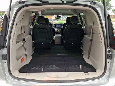 Used 2024 Chrysler Pacifica Touring-L FWD image 32