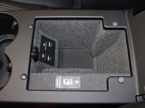 Used 2025 Porsche Macan image 31