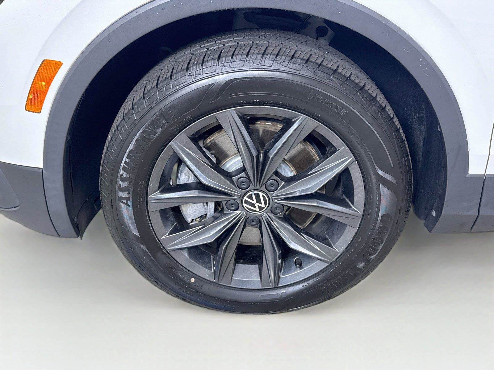 Used 2023 Volkswagen Tiguan SE w/ Panoramic Sunroof Package FWD image 30