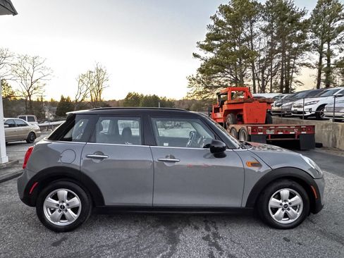 Used 2017 MINI Cooper 4-Door Hardtop image 5