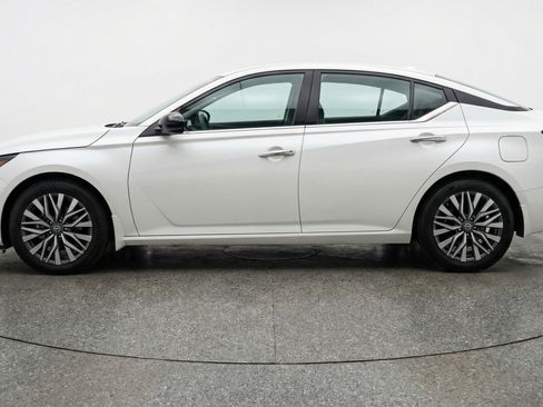 Used 2025 Nissan Altima 2.5 SV FWD image 5