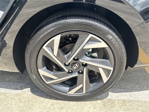 New 2025 Hyundai Elantra SEL image 25