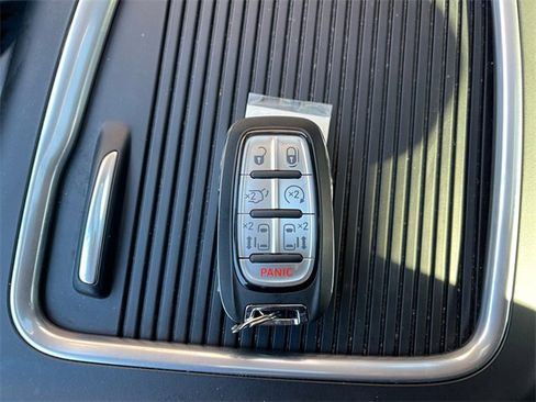 Used 2019 Chrysler Pacifica Limited image 38