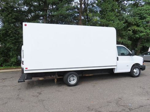 Used 2018 Chevrolet Express 3500 w/ Driver Convenience Package RWD image 7