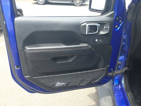 Used 2018 Jeep Wrangler Unlimited Sahara AWD/4WD image 11