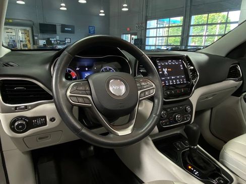 Used 2019 Jeep Cherokee Limited w/ Technology Group FWD image 19
