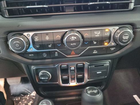 New 2026 Jeep Wrangler Unlimited Sahara w/ Technology Group AWD/4WD image 25