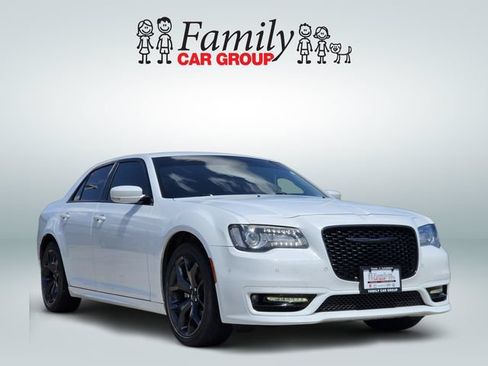 Used 2023 Chrysler 300 Touring L w/ Comfort Group RWD image 2