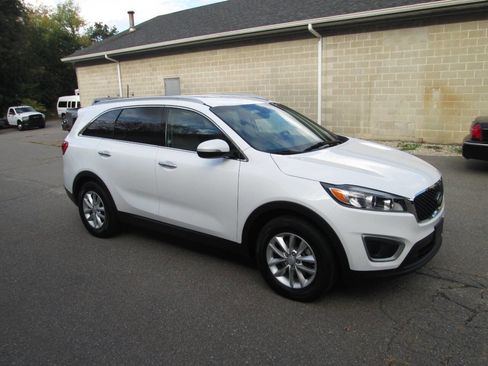 Used 2016 Kia Sorento LX image 4