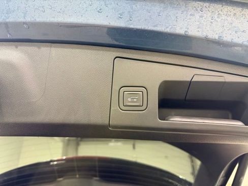Used 2025 Cadillac XT4 Premium Luxury FWD image 8