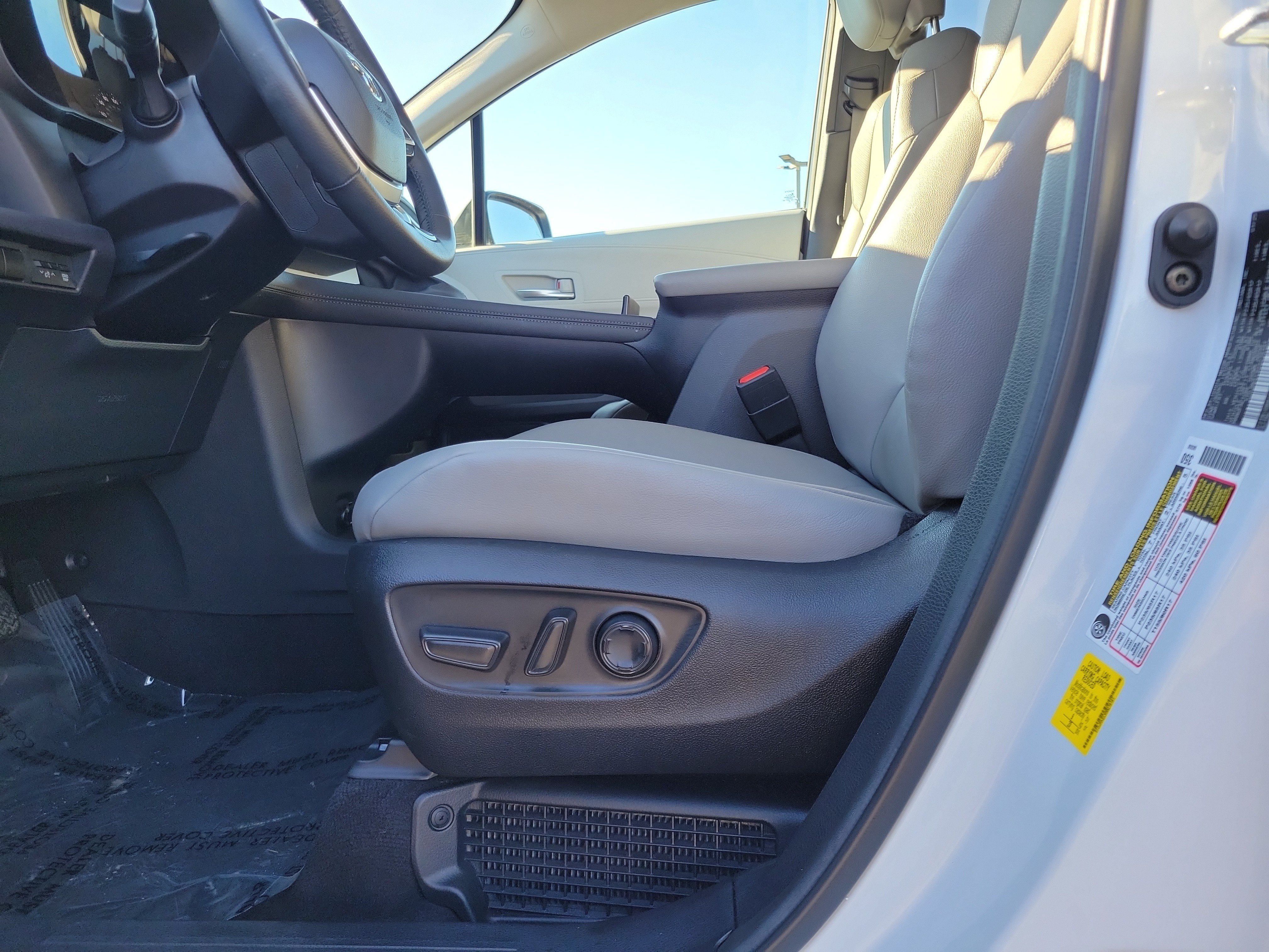 Used 2025 Toyota Sienna XLE w/ XLE Plus Package FWD image 17