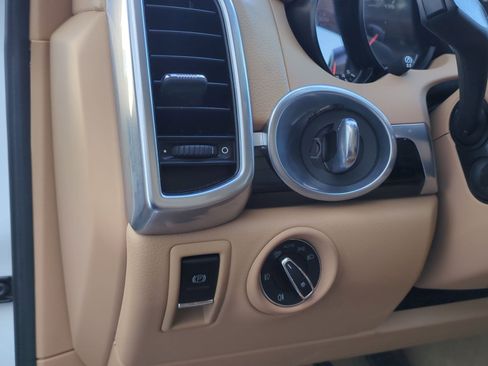 Used 2017 Porsche Cayenne Platinum Edition image 16