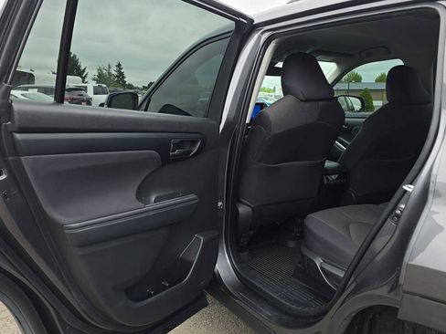 Used 2023 Toyota Highlander LE FWD image 17
