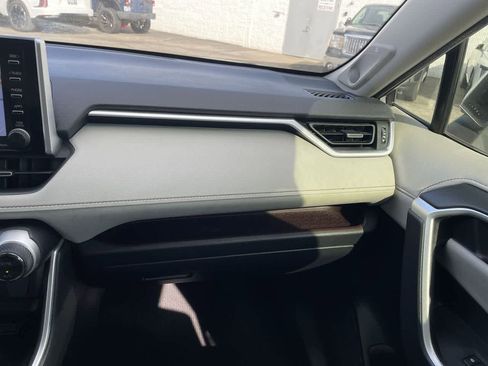 Used 2019 Toyota RAV4 Limited image 16