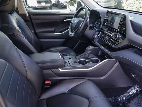 Used 2021 Toyota Highlander XLE AWD/4WD image 17