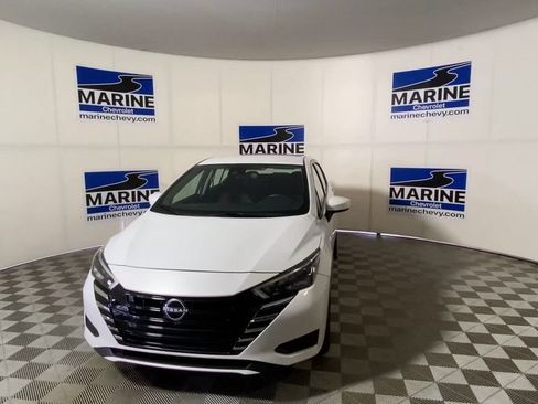 Used 2025 Nissan Versa SV FWD image 5
