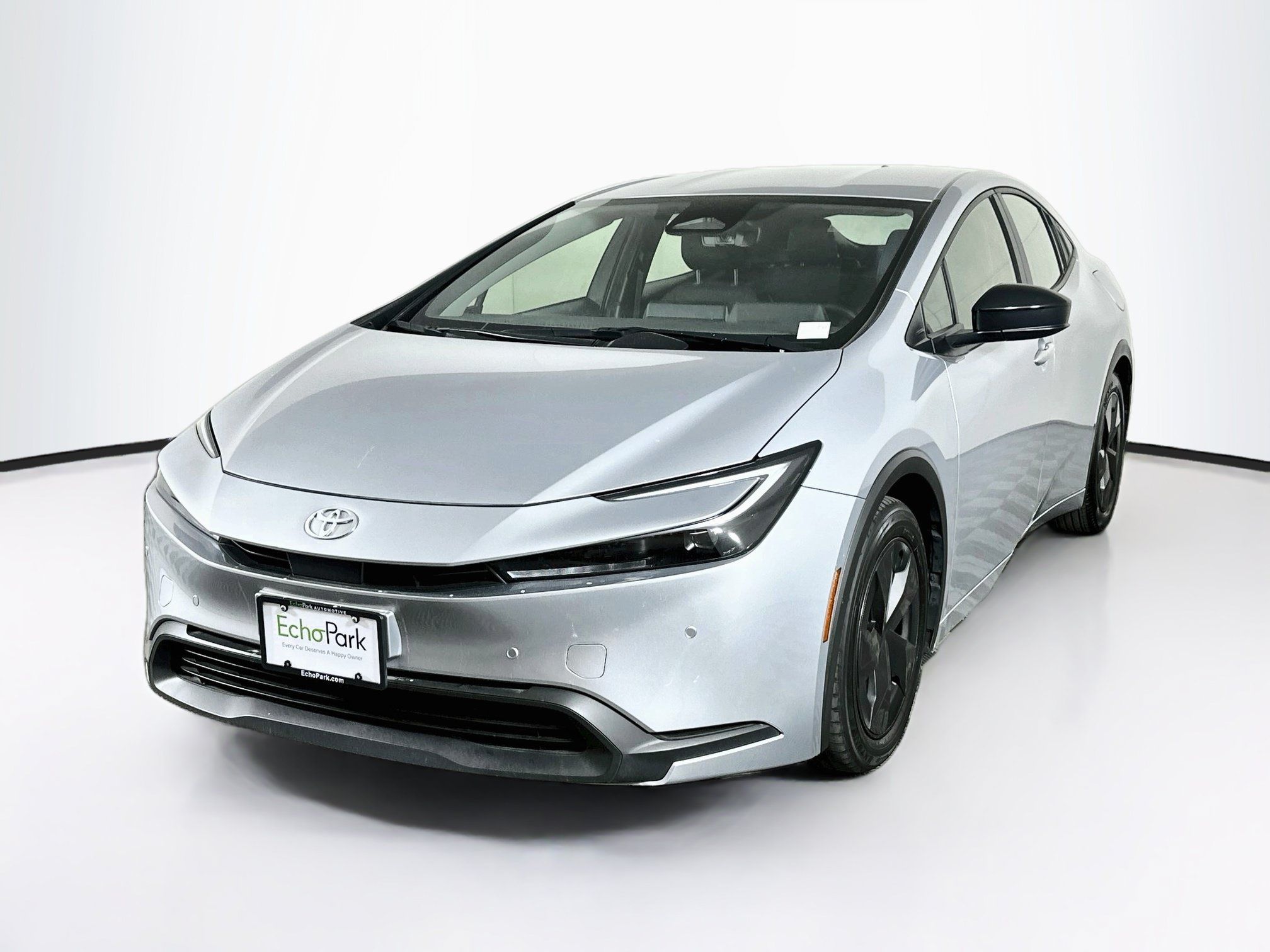 Used 2025 Toyota Prius LE FWD image 3