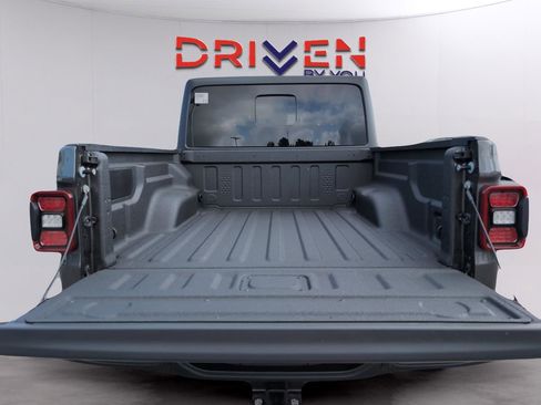 Used 2025 Jeep Gladiator Rubicon w/ Safety Group AWD/4WD image 30