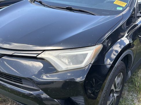 Used 2018 Toyota RAV4 LE FWD image 4