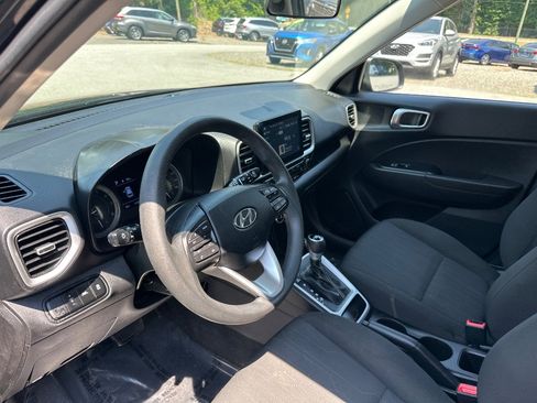 Used 2021 Hyundai Venue SE FWD image 12