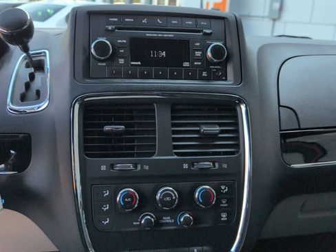 Used 2015 Dodge Grand Caravan SE image 25