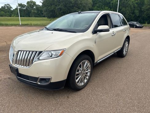 Used 2014 Lincoln MKX FWD w/ Equipment Group 102A image 3