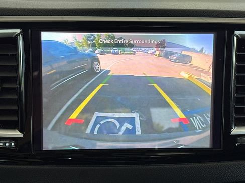 Used 2022 Chrysler Pacifica Touring-L FWD image 17